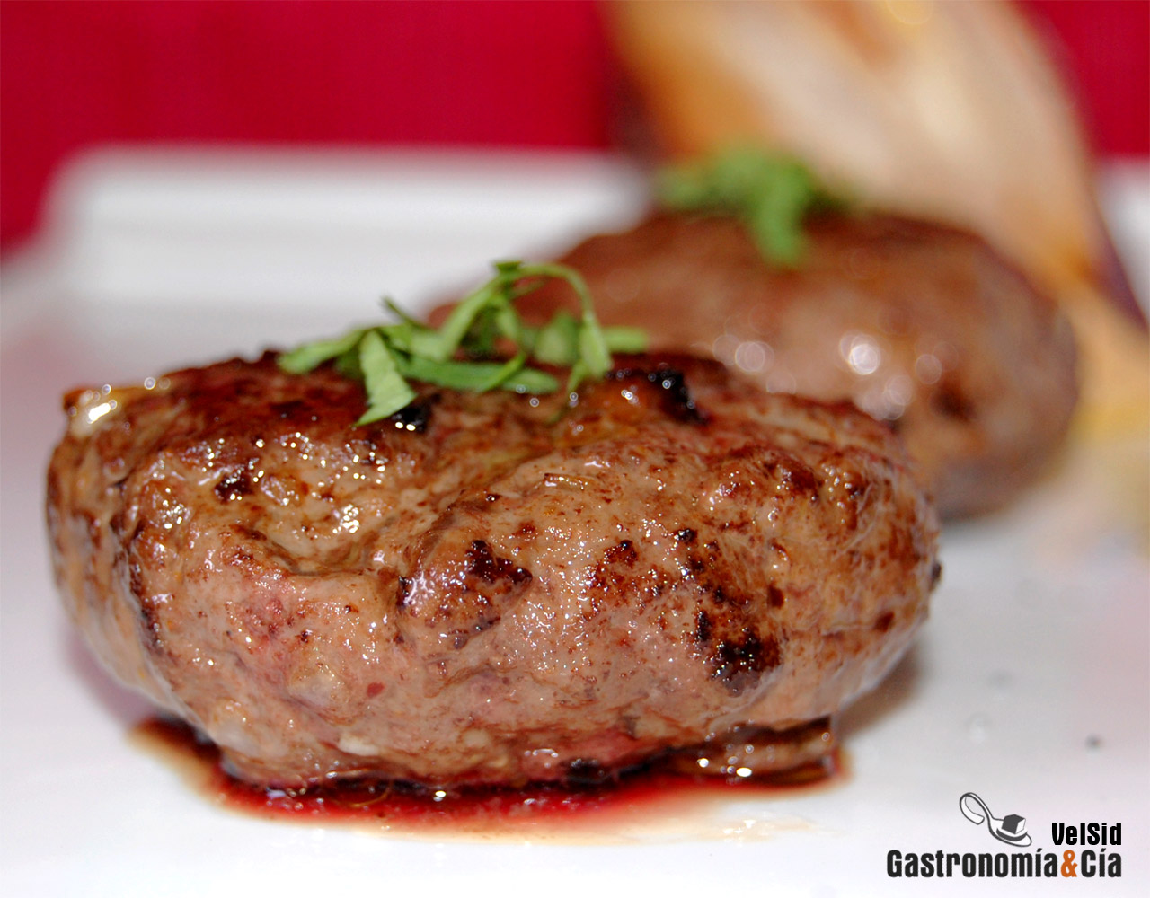 Hamburguesas especiadas con hummus y berenjena crujient