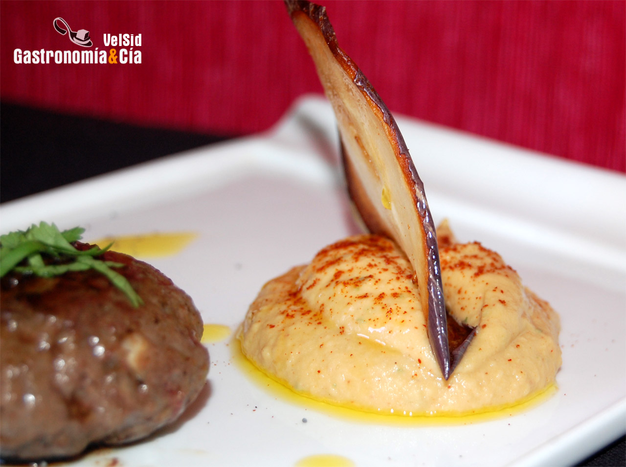 Hamburguesas especiadas con hummus y berenjena crujient