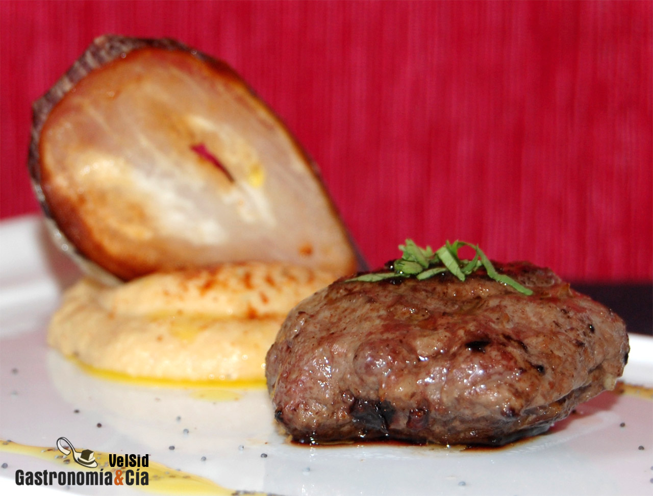 Hamburguesas especiadas con hummus y berenjena crujient