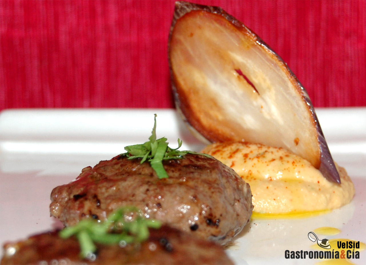 Hamburguesas especiadas con hummus y berenjena crujient