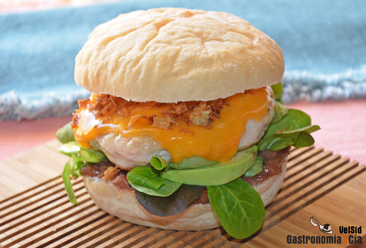 Hamburguesa de pollo con chutney de higos y manzana