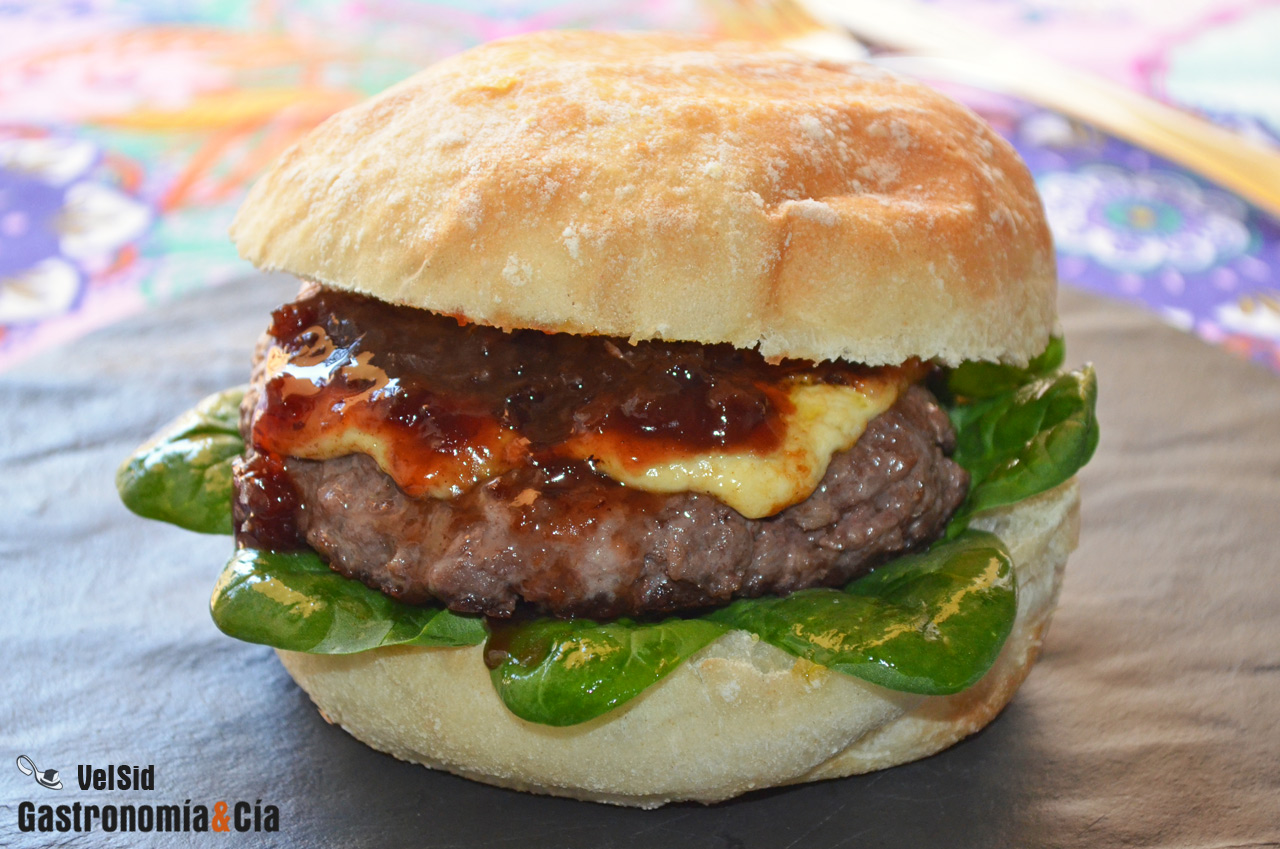 Hamburguesa de ternera con queso a la plancha y mermela