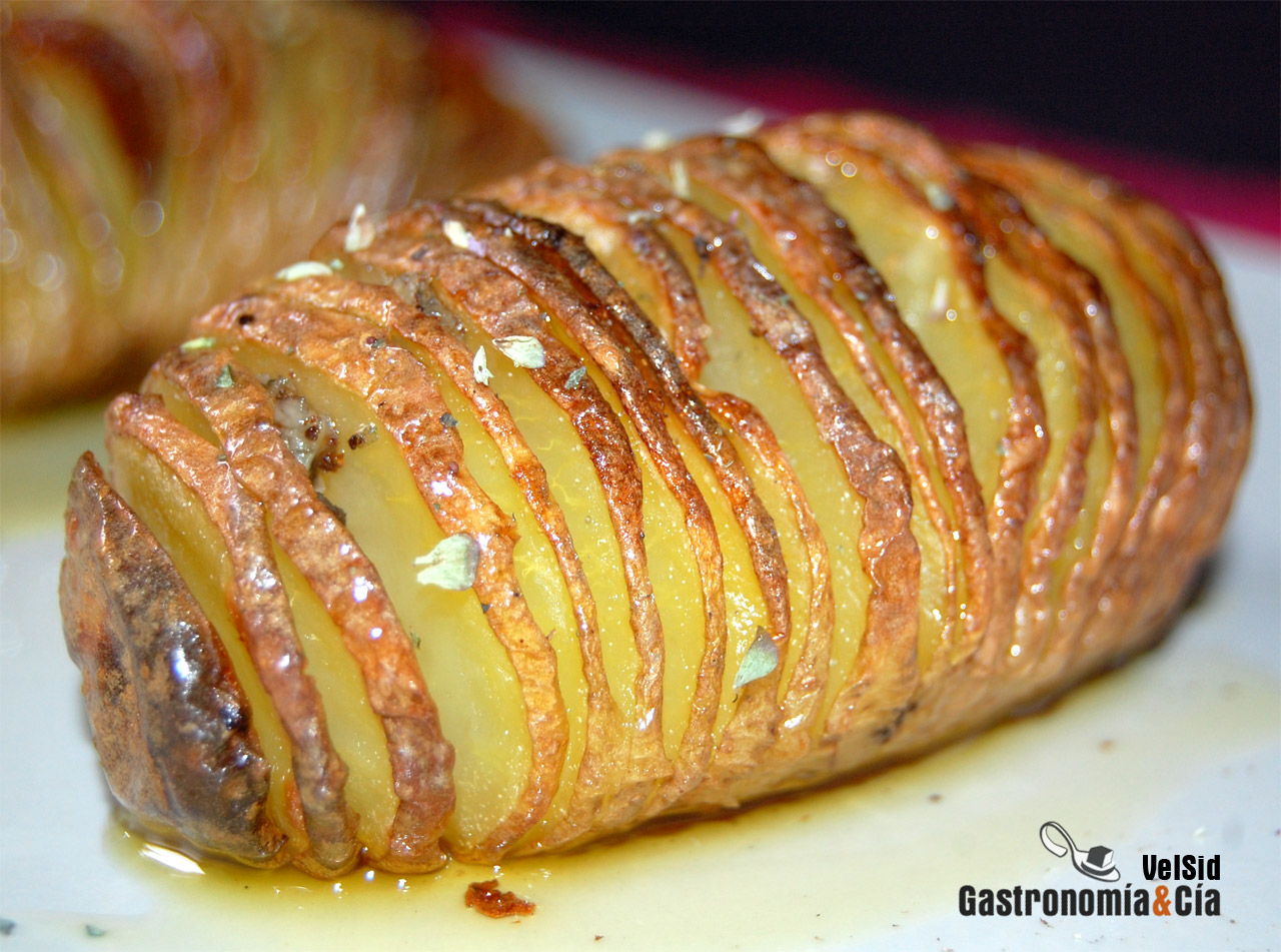 Patatas Hasselback con ajo y clavo