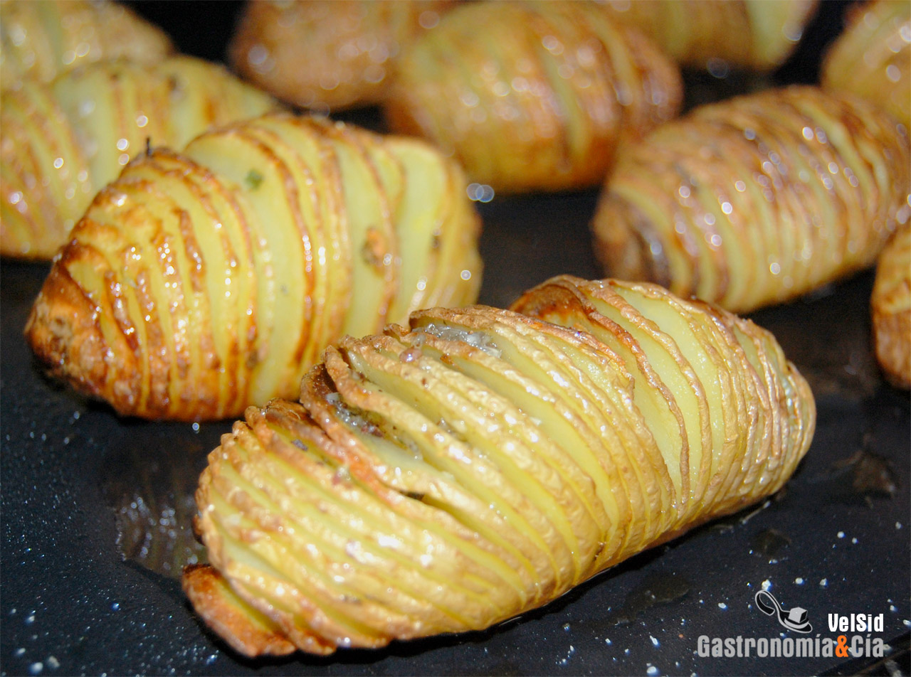 Patatas Hasselback con ajo y clavo