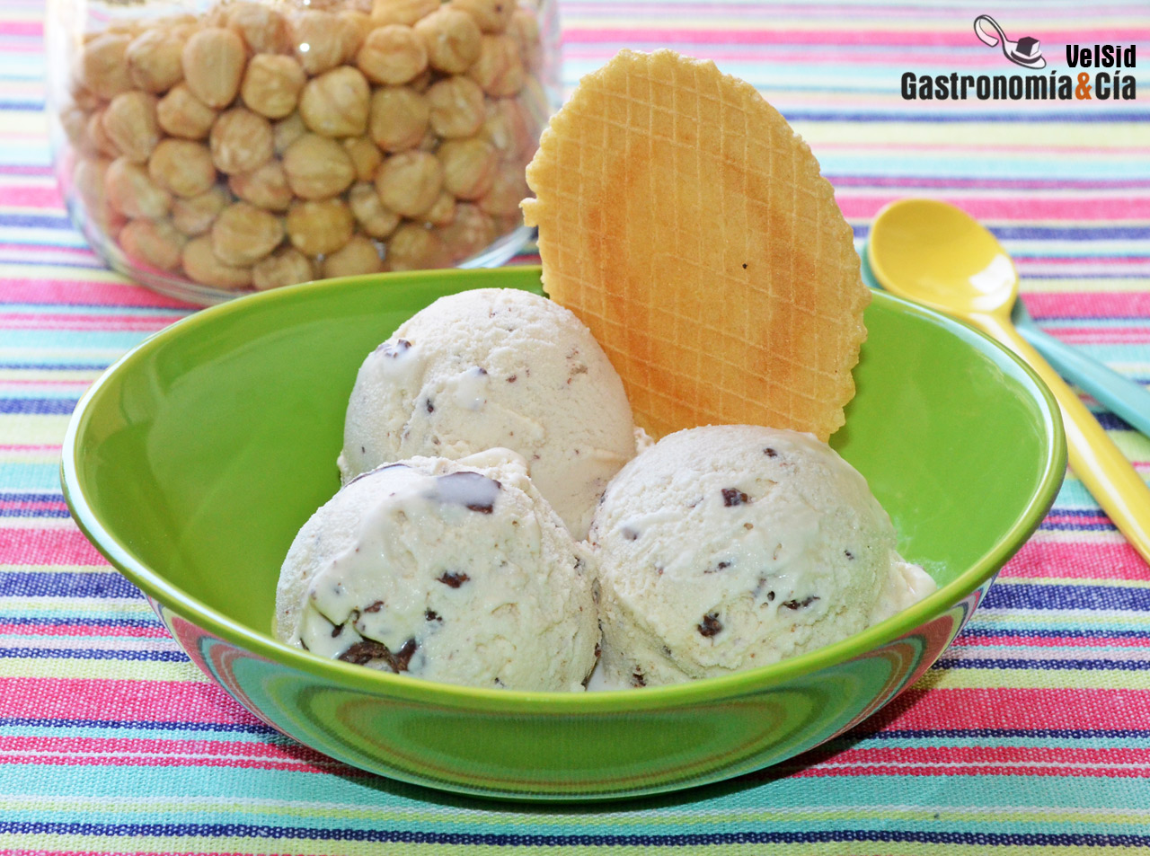 Helado de avellana y chocolate crujiente