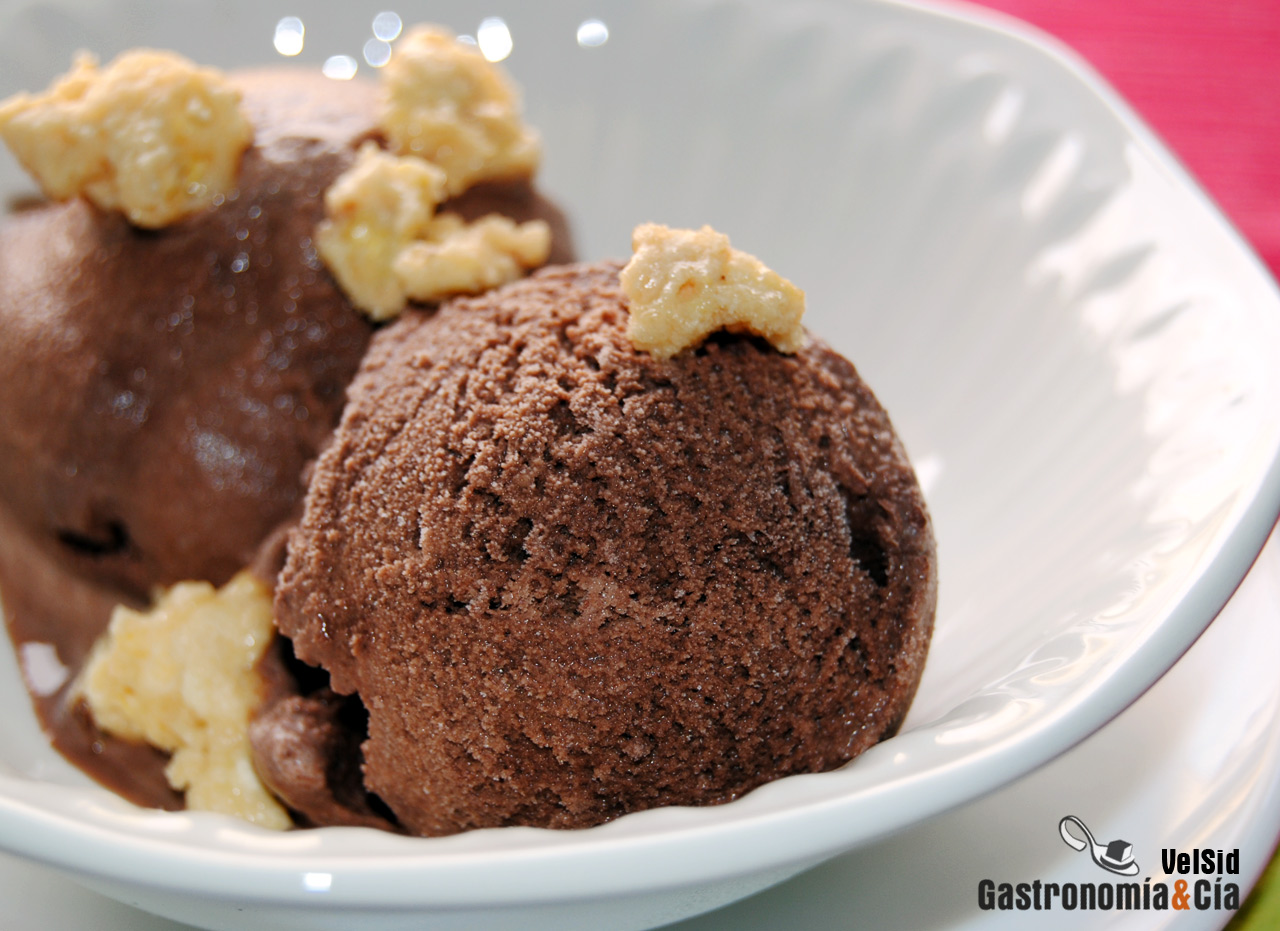 Helado de chocolate amargo con haba tonka