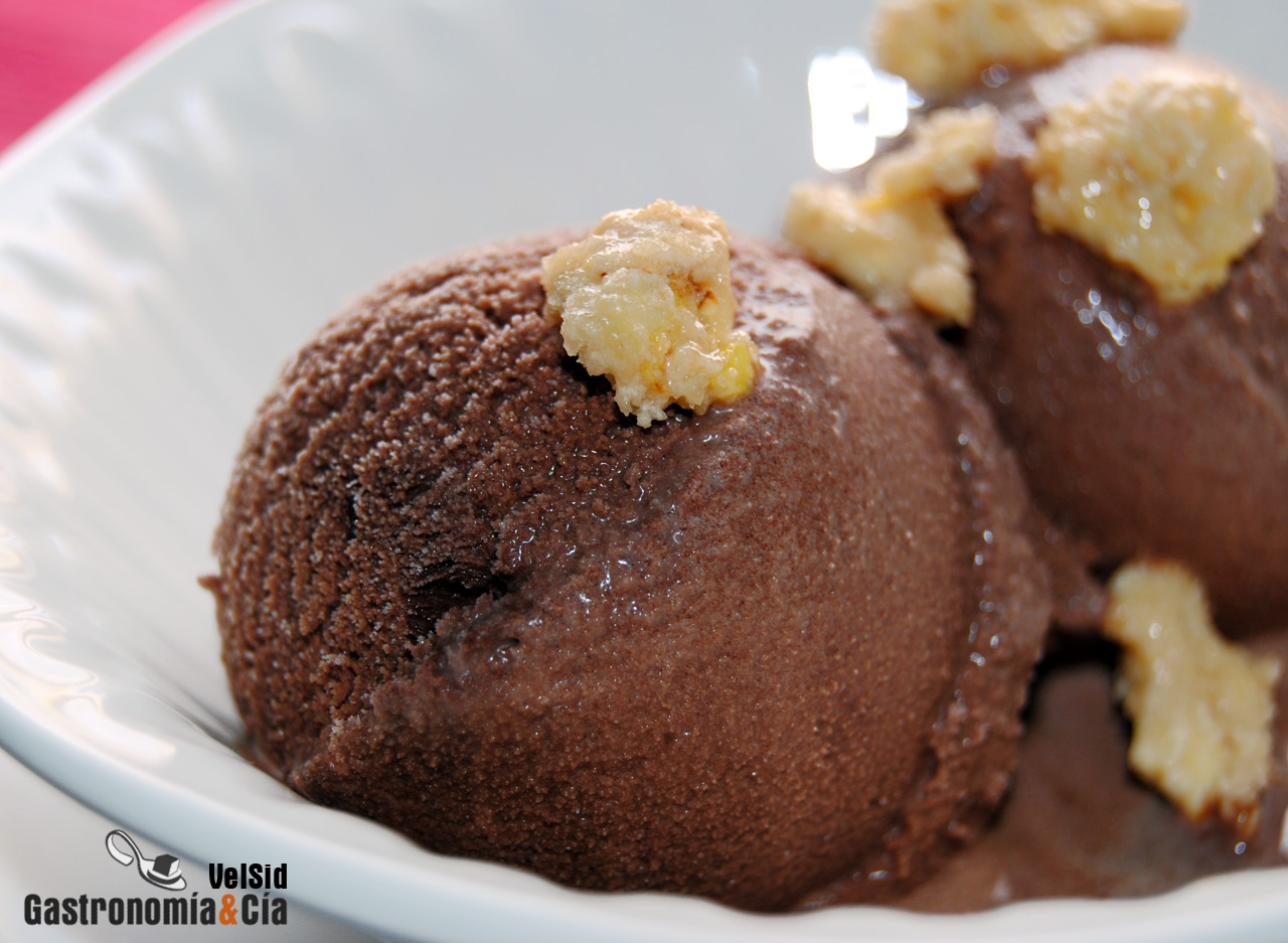 Helado de chocolate amargo con haba tonka