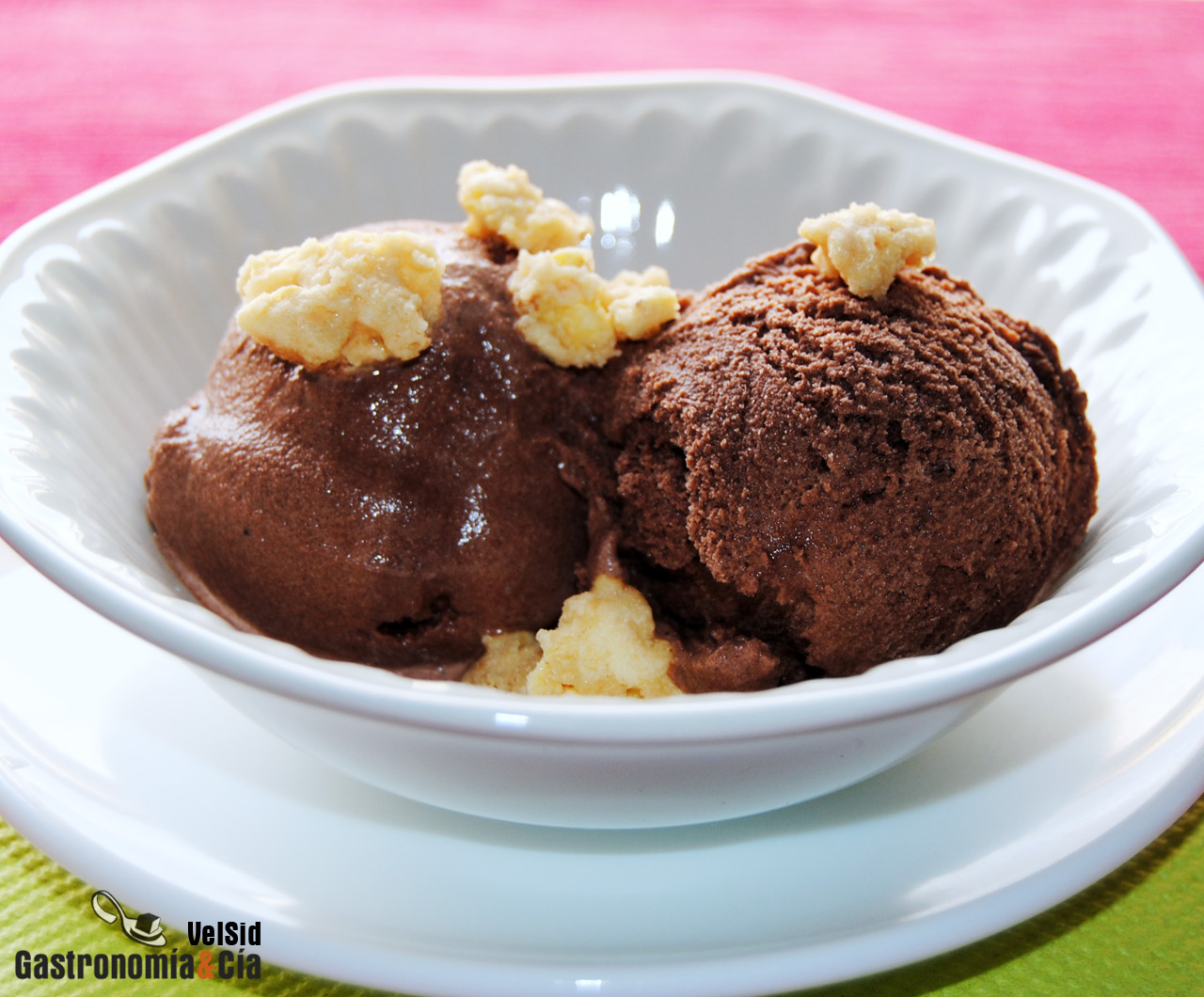 Helado de chocolate amargo con haba tonka