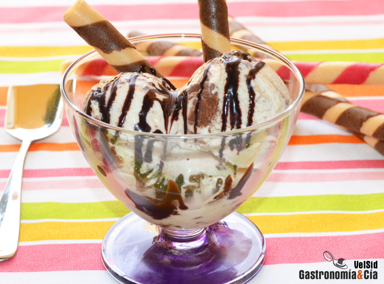 Helado fácil de nata con chocolate