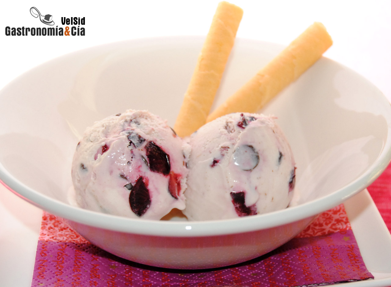 Helado de nata, cerezas y chocolate