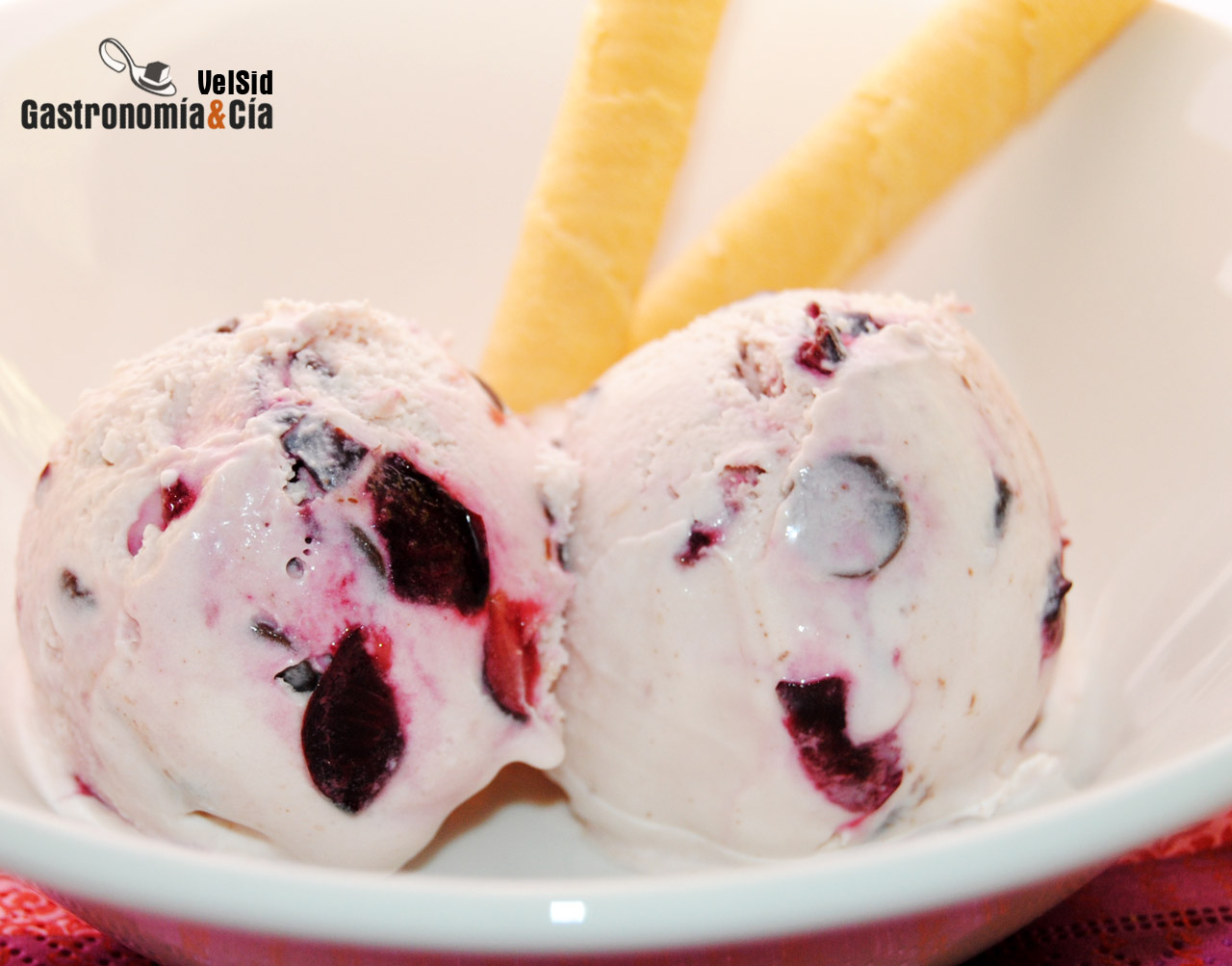 Helado de nata, cerezas y chocolate