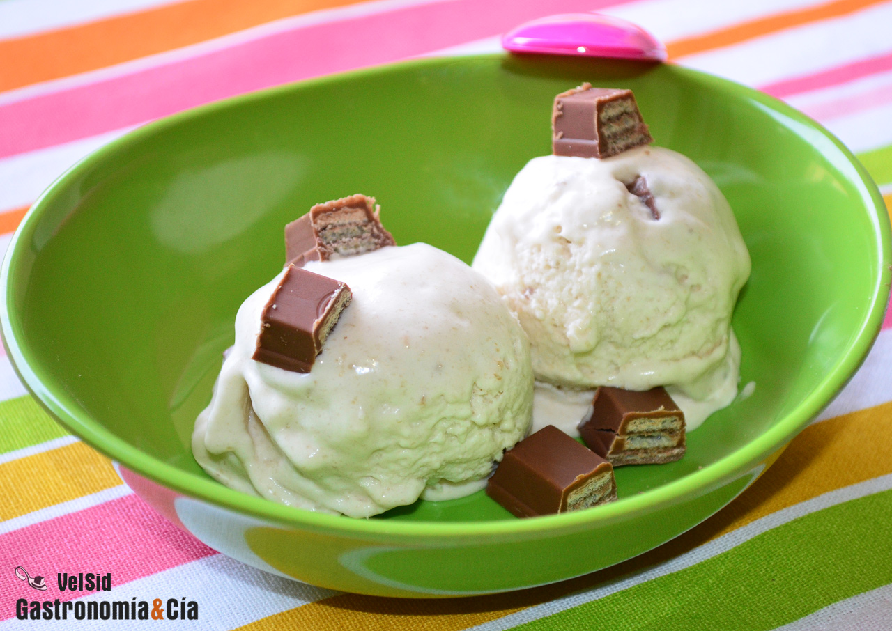 Helado de plátano y barquillo de chocolate