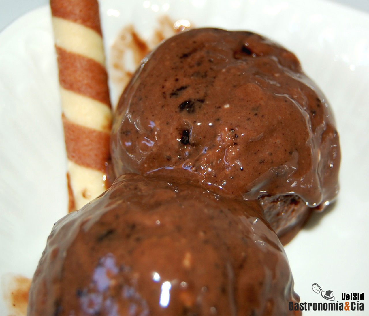 Helado de chocolate con cookies de chocolate y sirope d