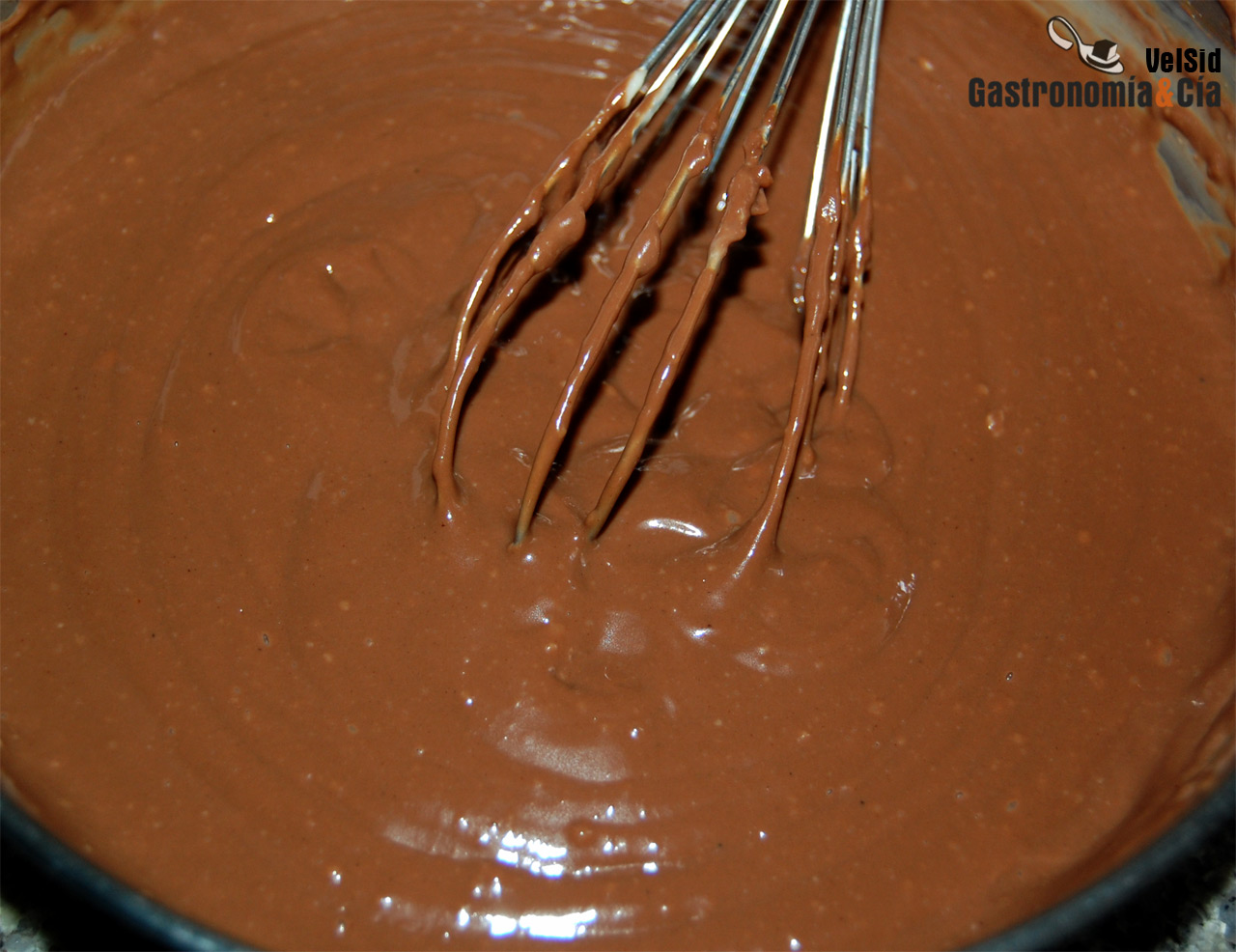 Helado de chocolate con cookies de chocolate y sirope d
