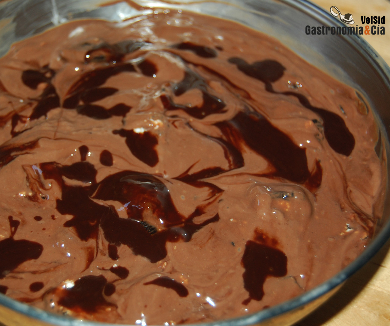 Helado de chocolate con cookies de chocolate y sirope d