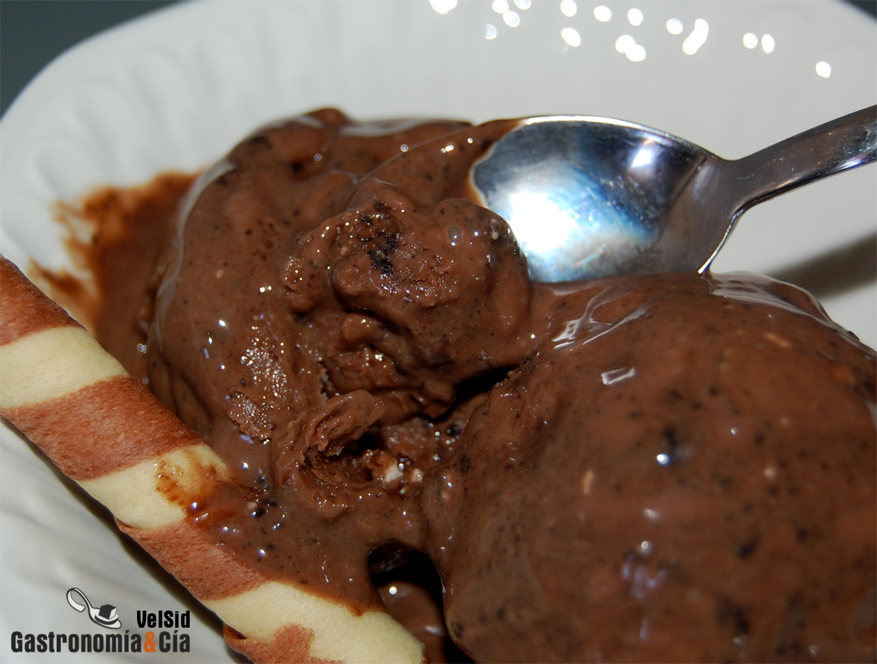 Helado de chocolate con cookies de chocolate y sirope d