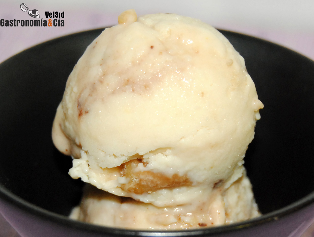 Helado de vainilla con galletas de toffee y nueces
