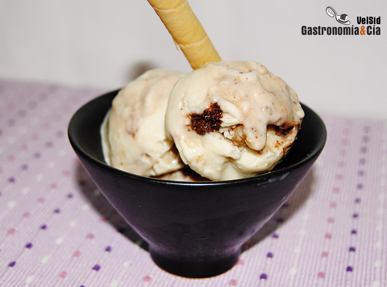Helado de vainilla con galletas de toffee y nueces