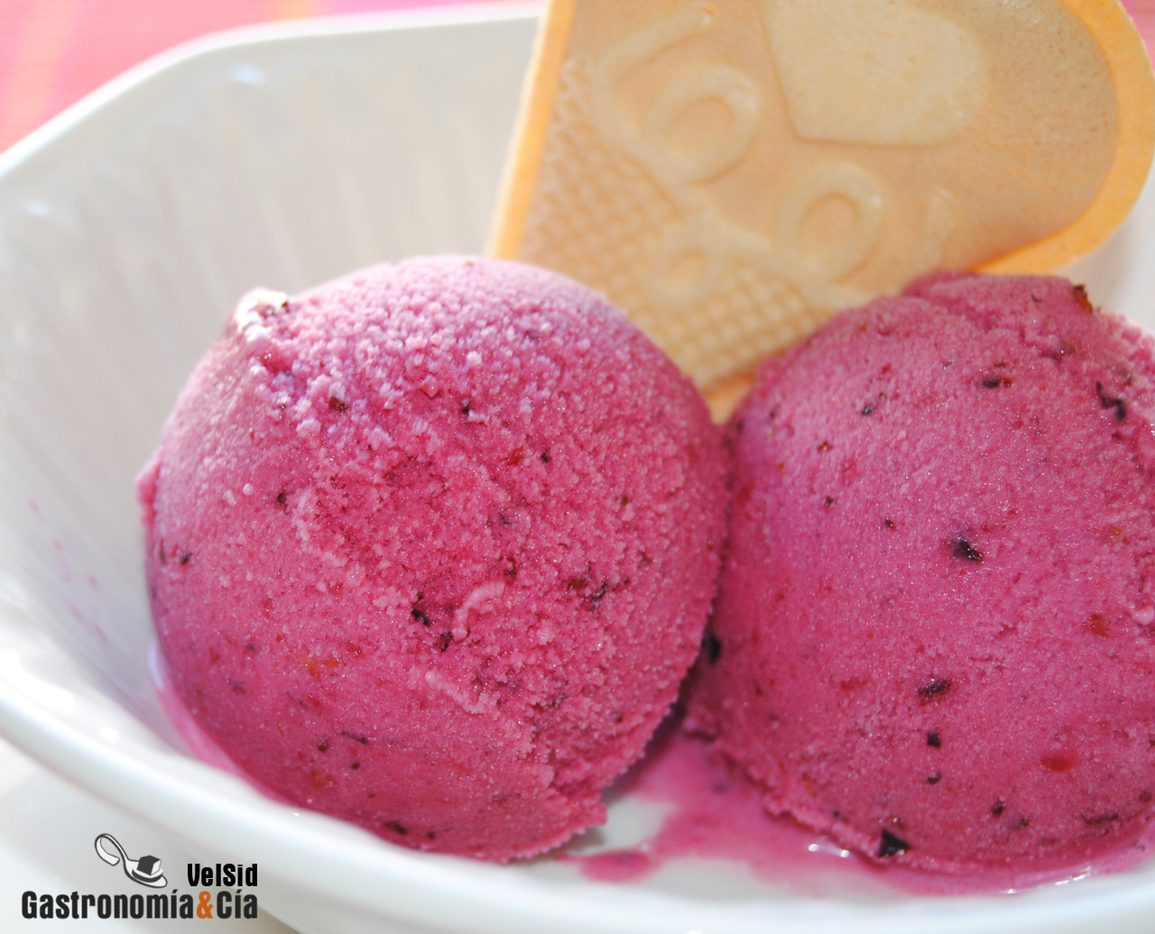 Helado de yogur y frutos rojos