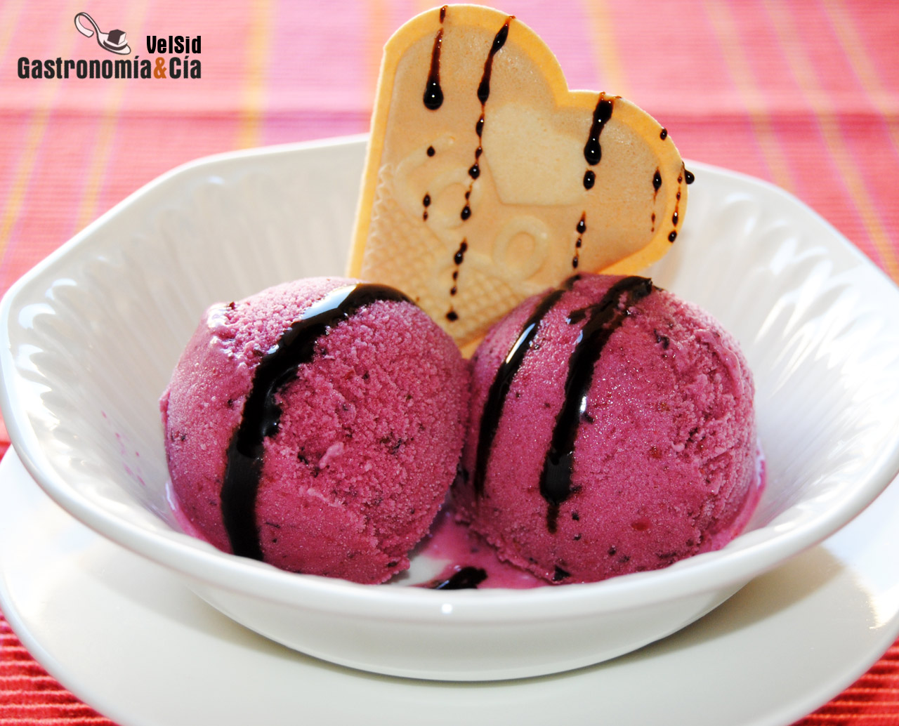 Helado de yogur y frutos rojos