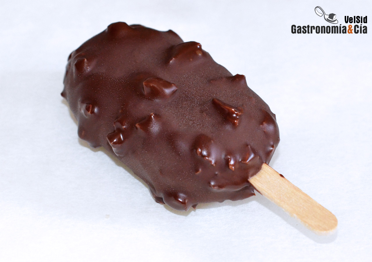 Helado de yogur, caramelo y chocolate