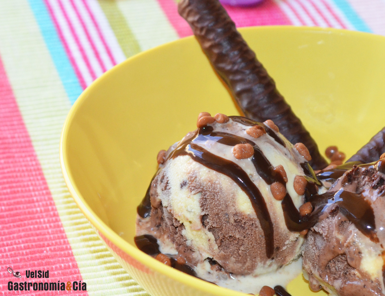 Helado de chocolate, vainilla y cookies