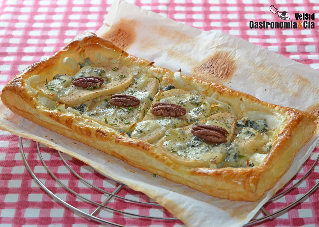 Hojaldre de endibias, pera y queso azul curado