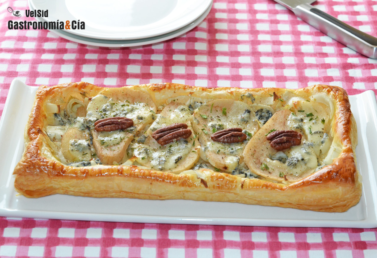 Hojaldre de endibias, pera y queso azul curado