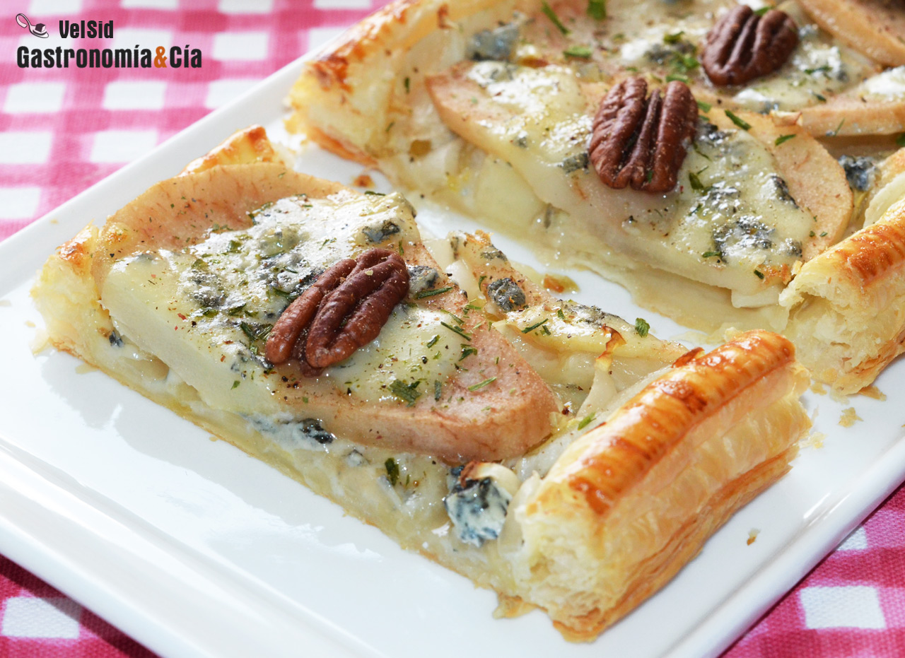 Hojaldre de endibias, pera y queso azul curado