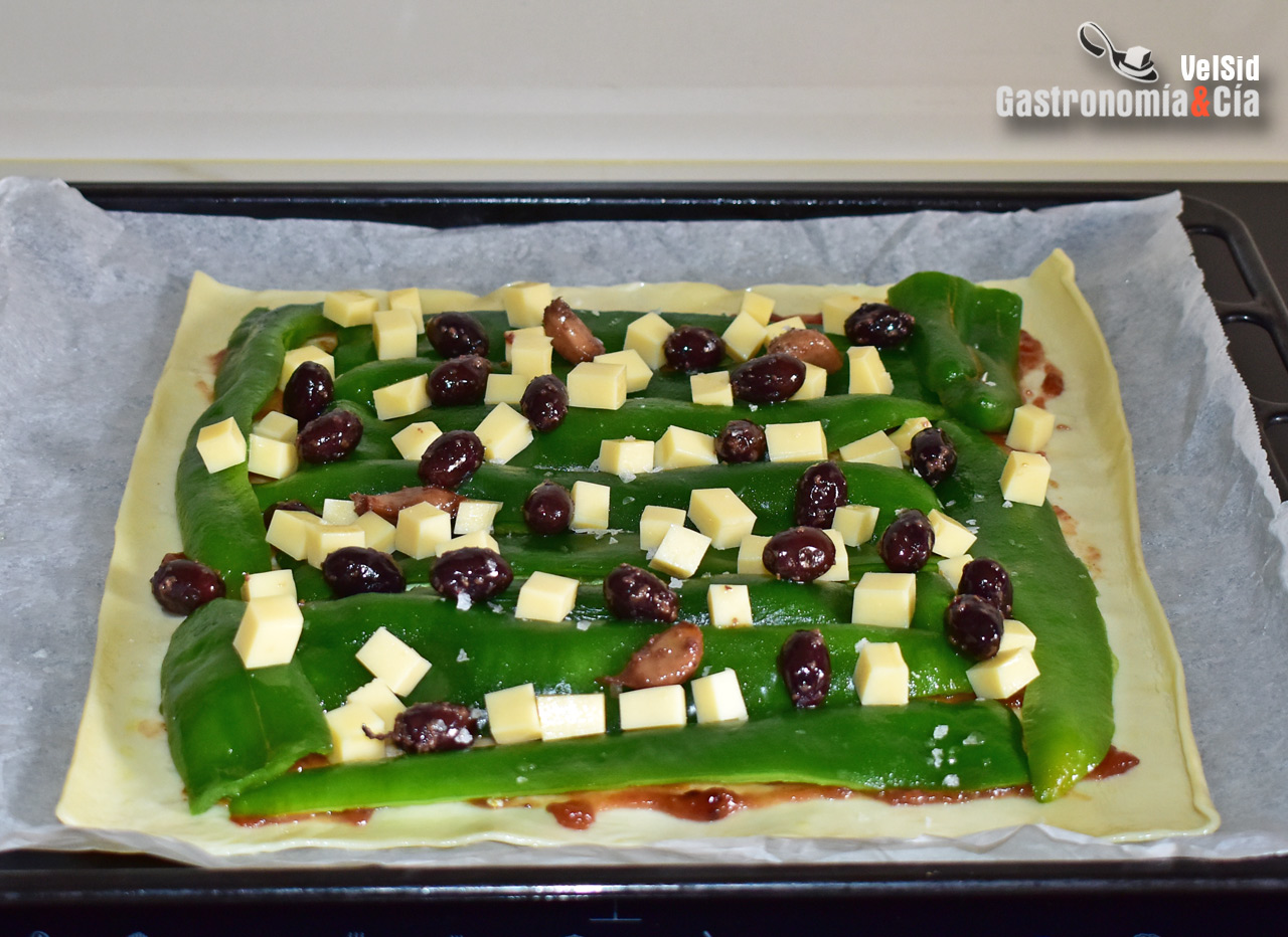 Hojaldre con mermelada de tomate, pimientos verdes y ac