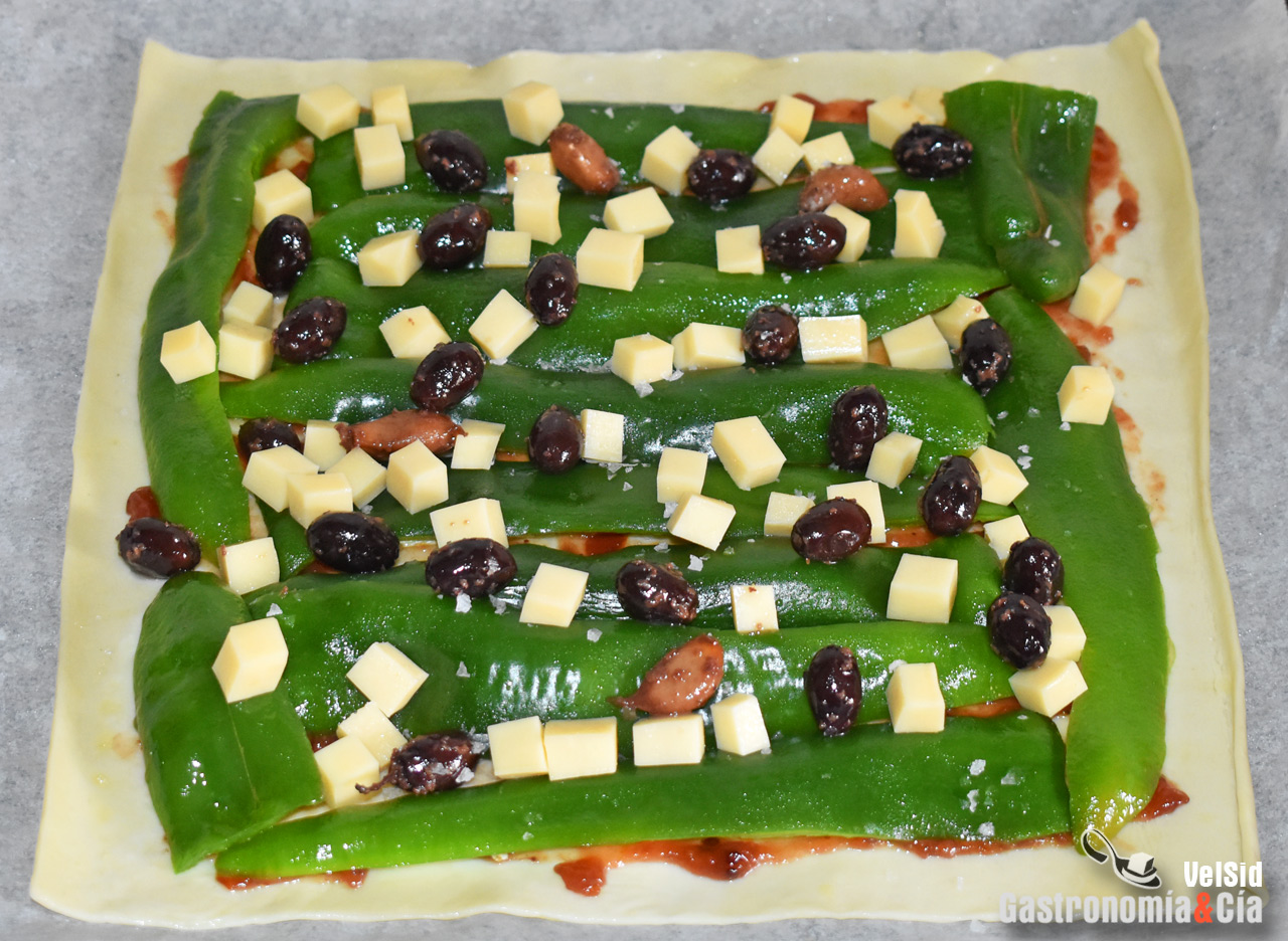 Hojaldre con mermelada de tomate, pimientos verdes y ac