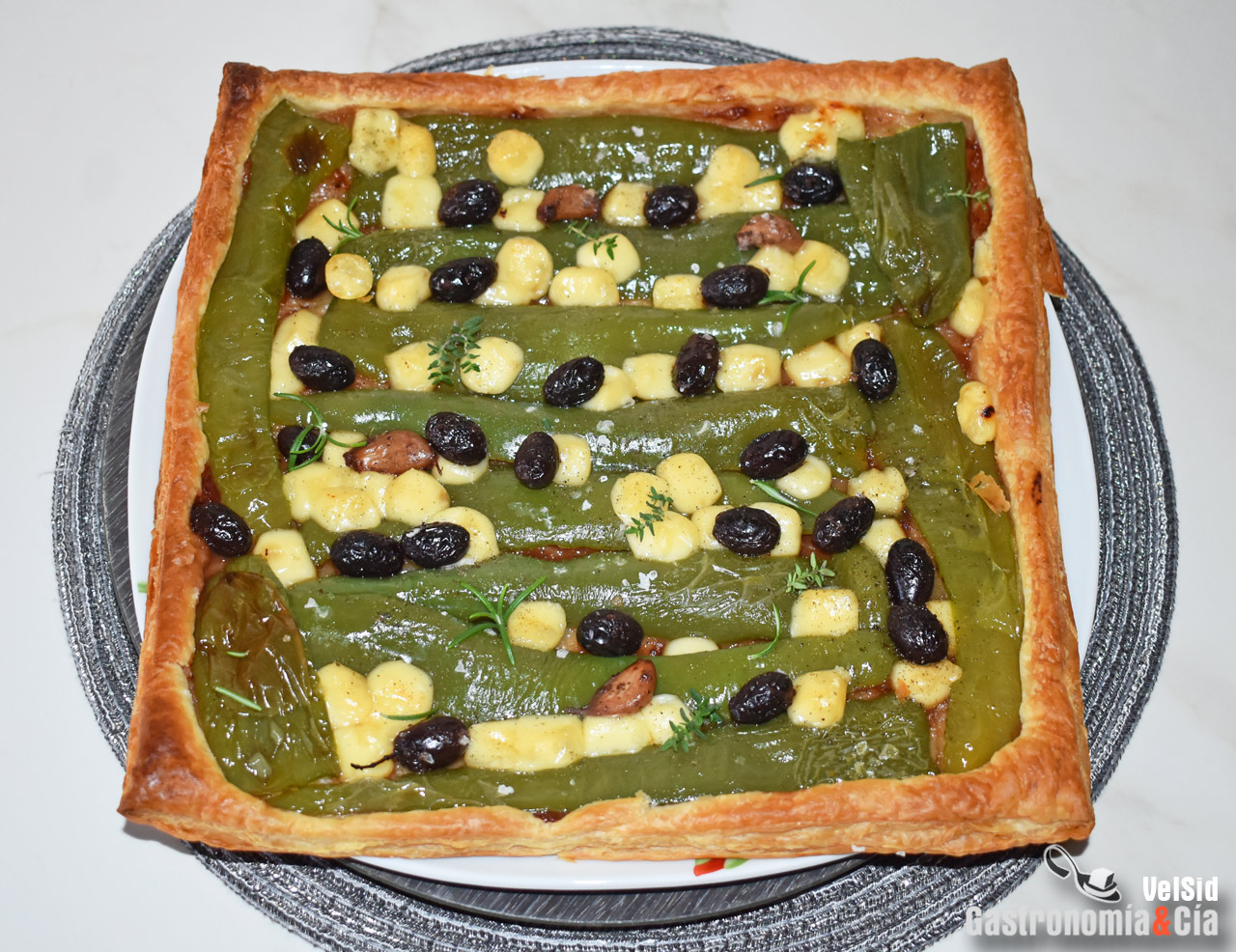 Hojaldre con mermelada de tomate, pimientos verdes y ac