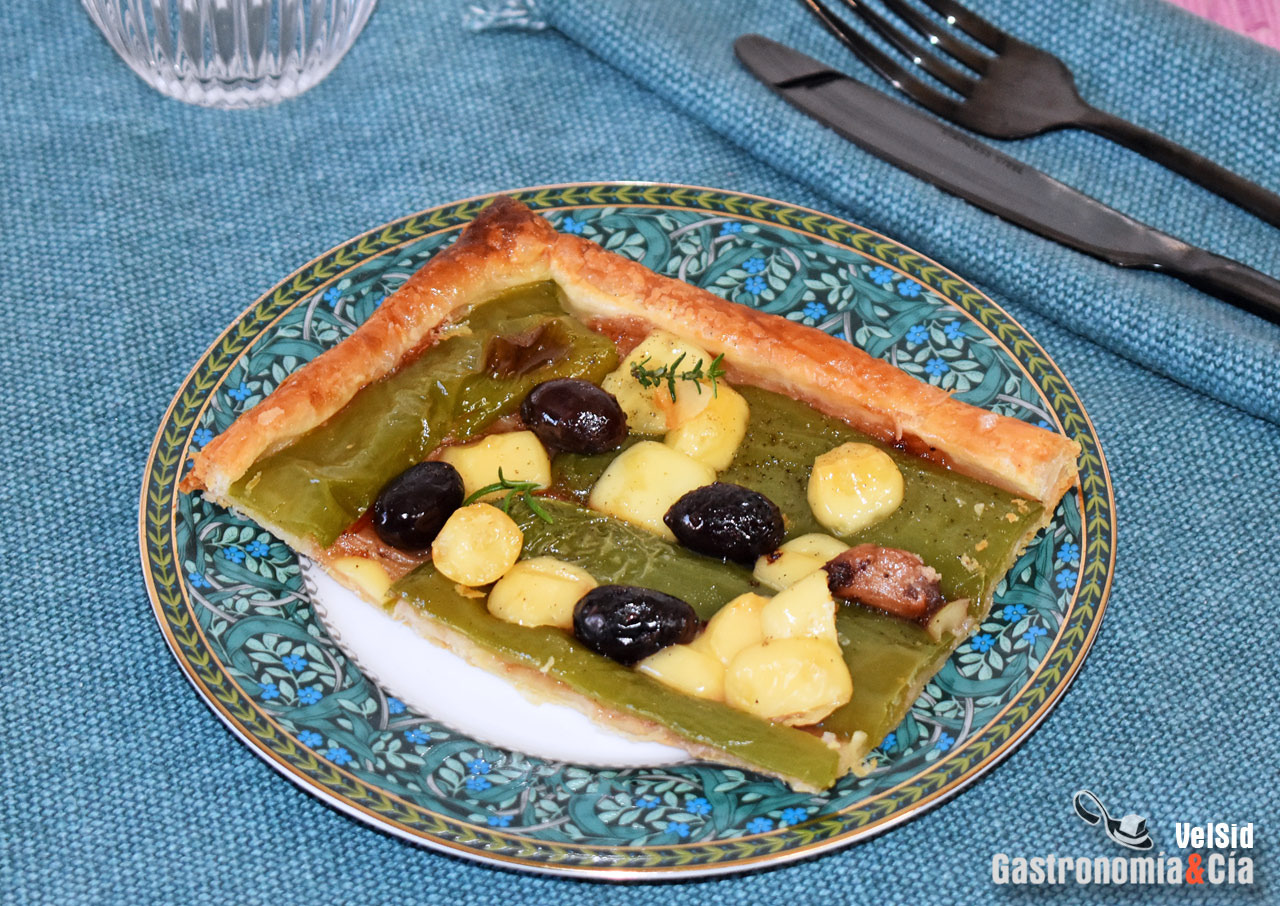 Hojaldre con mermelada de tomate, pimientos verdes y ac