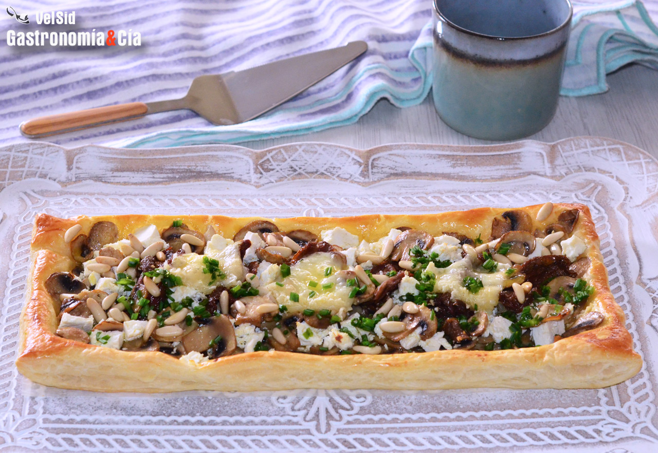 Tarta de hojaldre con champiñones, tomates secos y rico