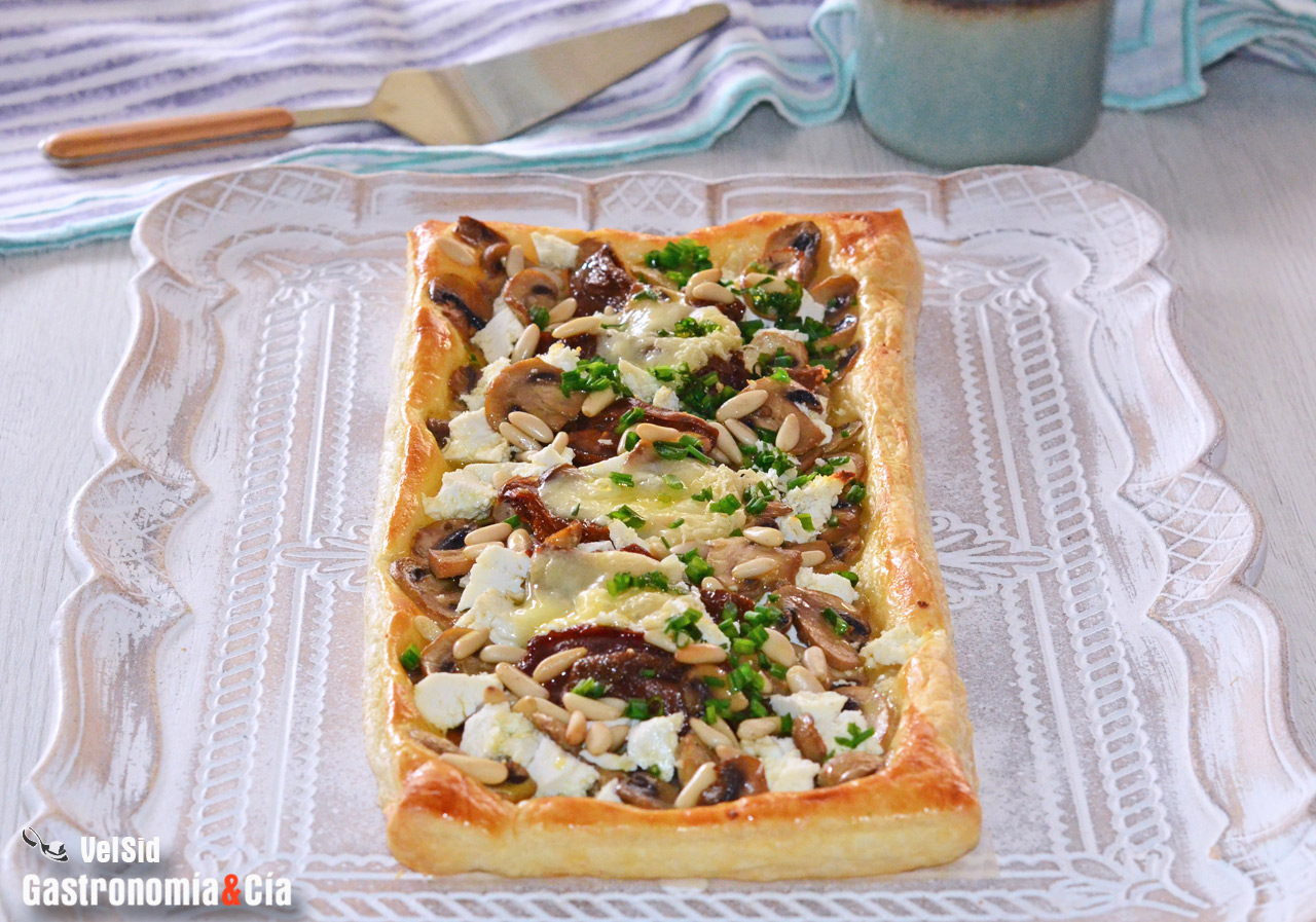 Tarta de hojaldre con champiñones, tomates secos y rico
