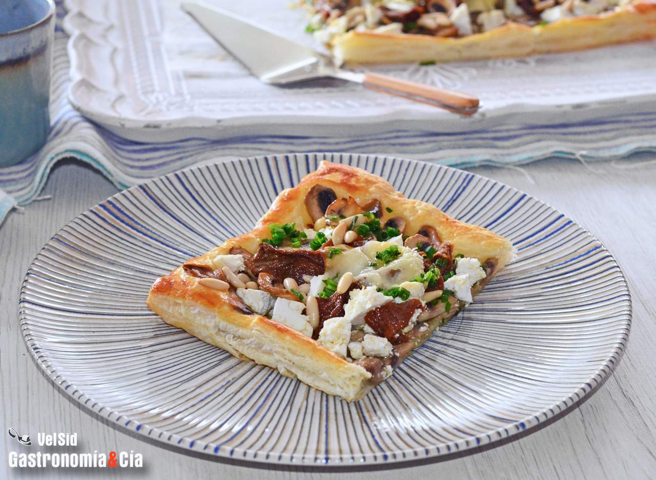 Tarta de hojaldre con champiñones, tomates secos y rico