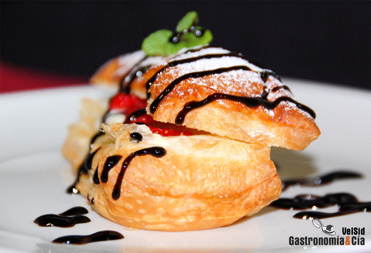 Cofre de hojaldre con crema de coco y fresones