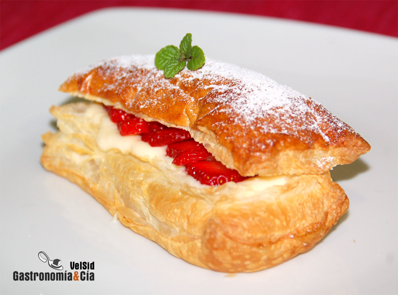 Cofre de hojaldre con crema de coco y fresones