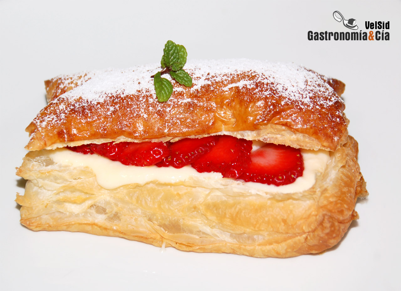 Cofre de hojaldre con crema de coco y fresones