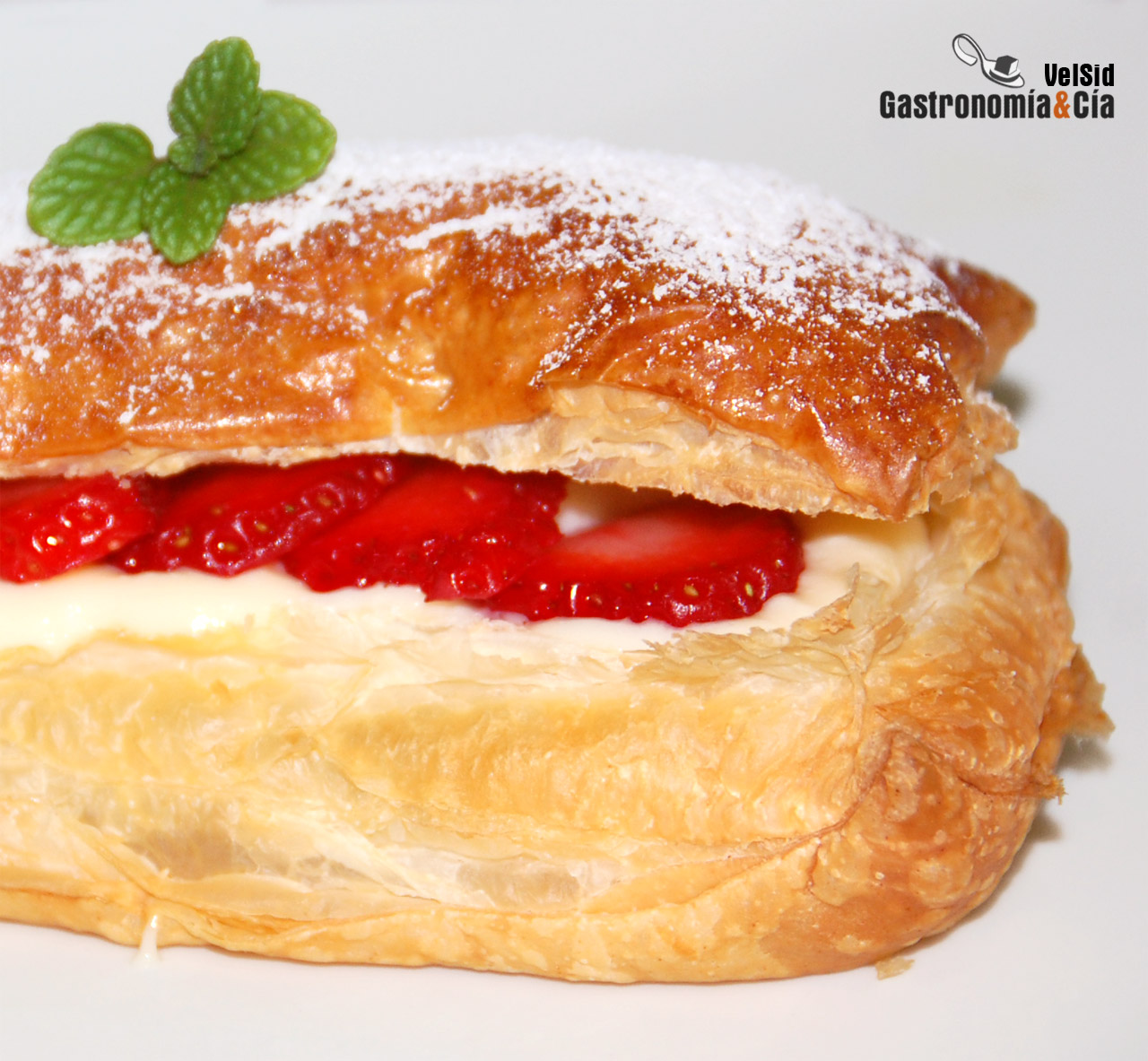 Cofre de hojaldre con crema de coco y fresones