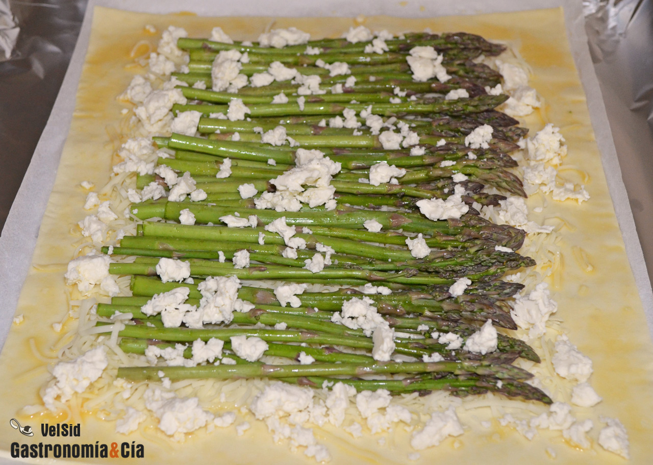 Tarta de hojaldre con espárragos y queso