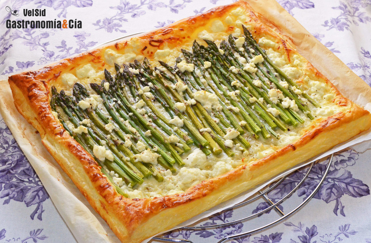 Tarta de hojaldre con espárragos y queso