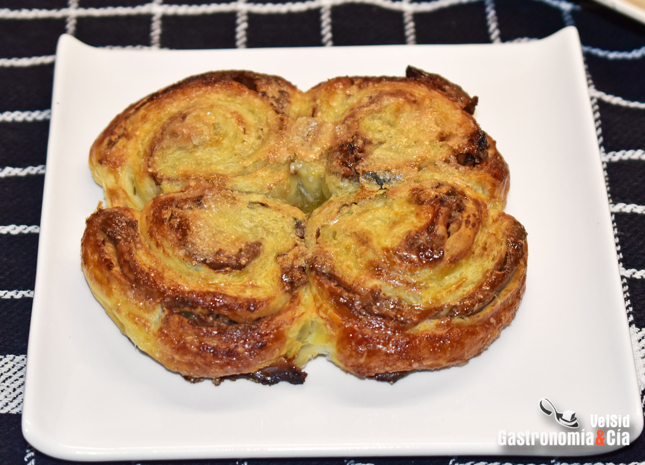 Flores de hojaldre con avellanas, nueces y semillas