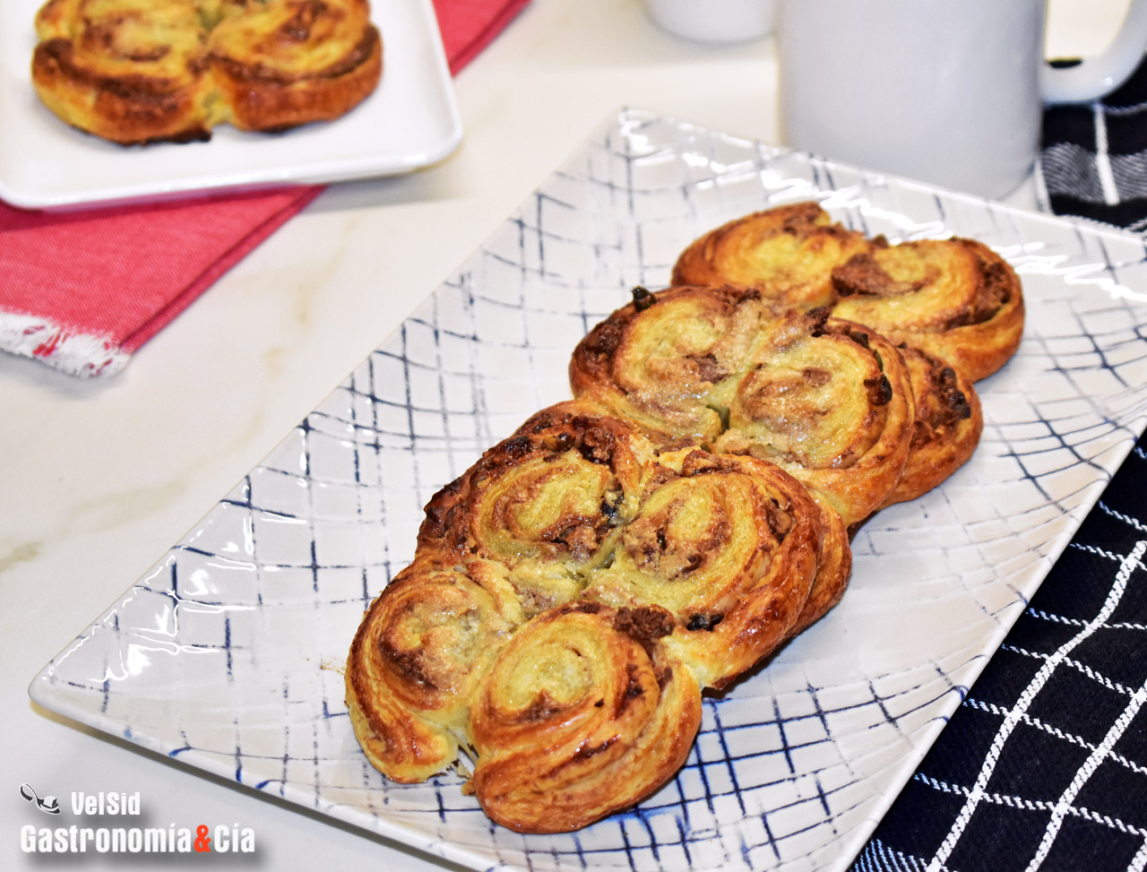 Flores de hojaldre con avellanas, nueces y semillas