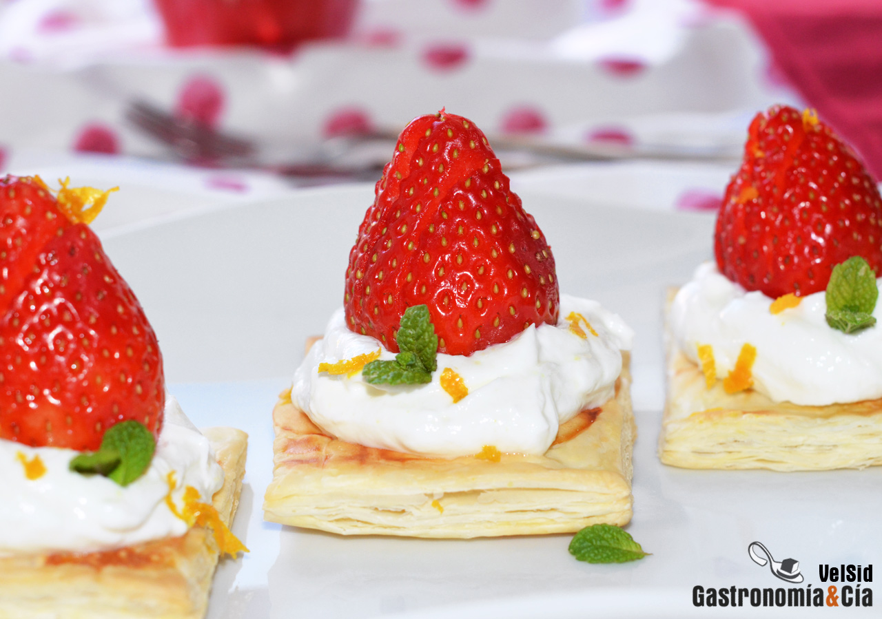Tartitas de hojaldre, fresas y labneh de naranja y card