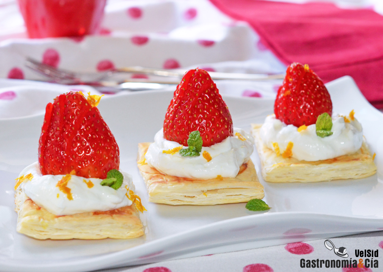 Tartitas de hojaldre, fresas y labneh de naranja y card