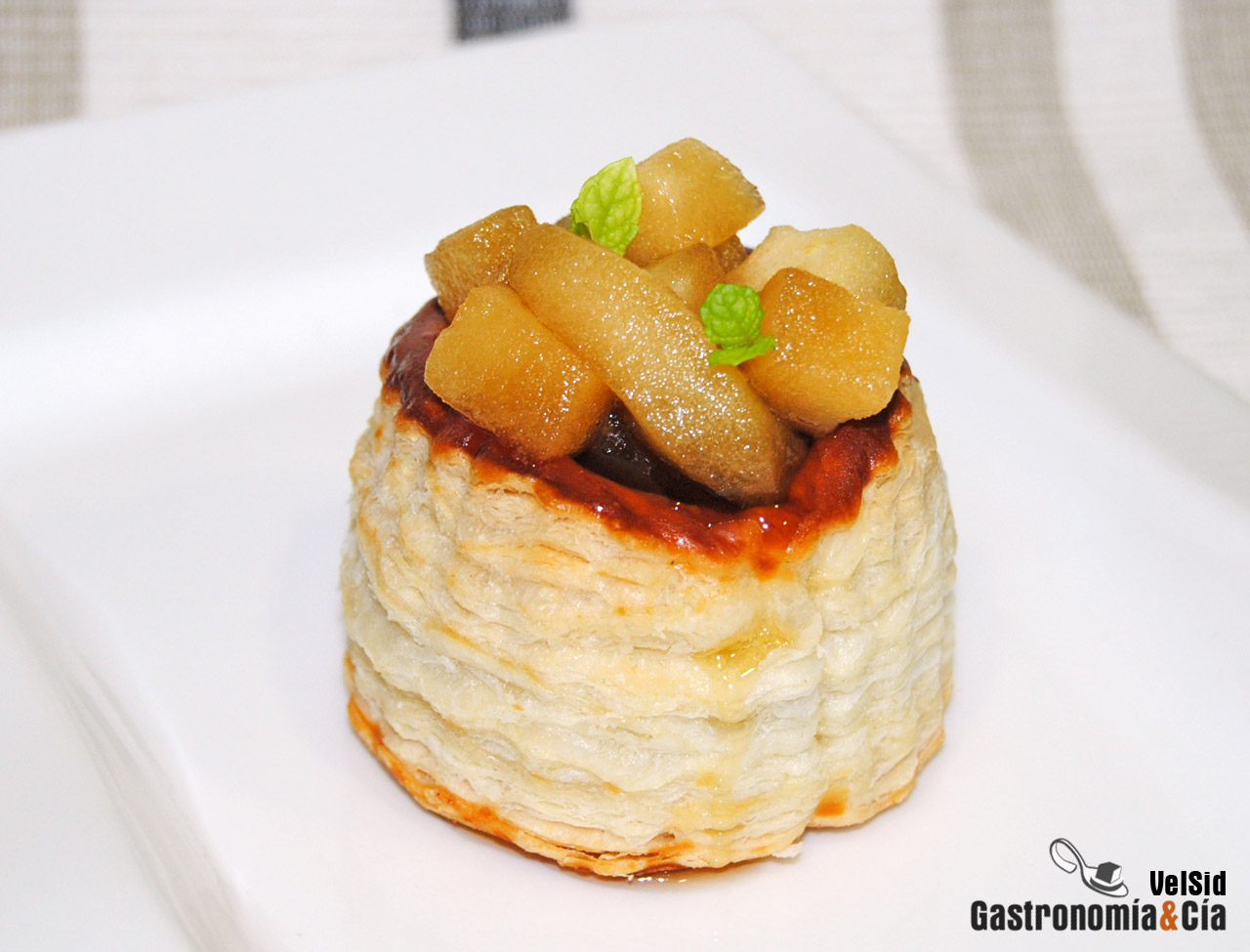 Hojaldre de mazapán y ganache con fruta confitada