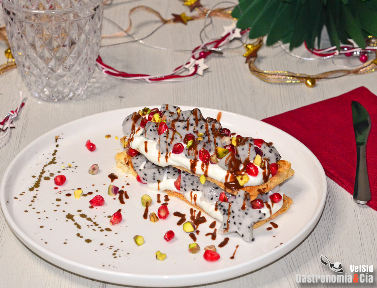 Hojaldre con yogur, pitaya y salsa de chocolate