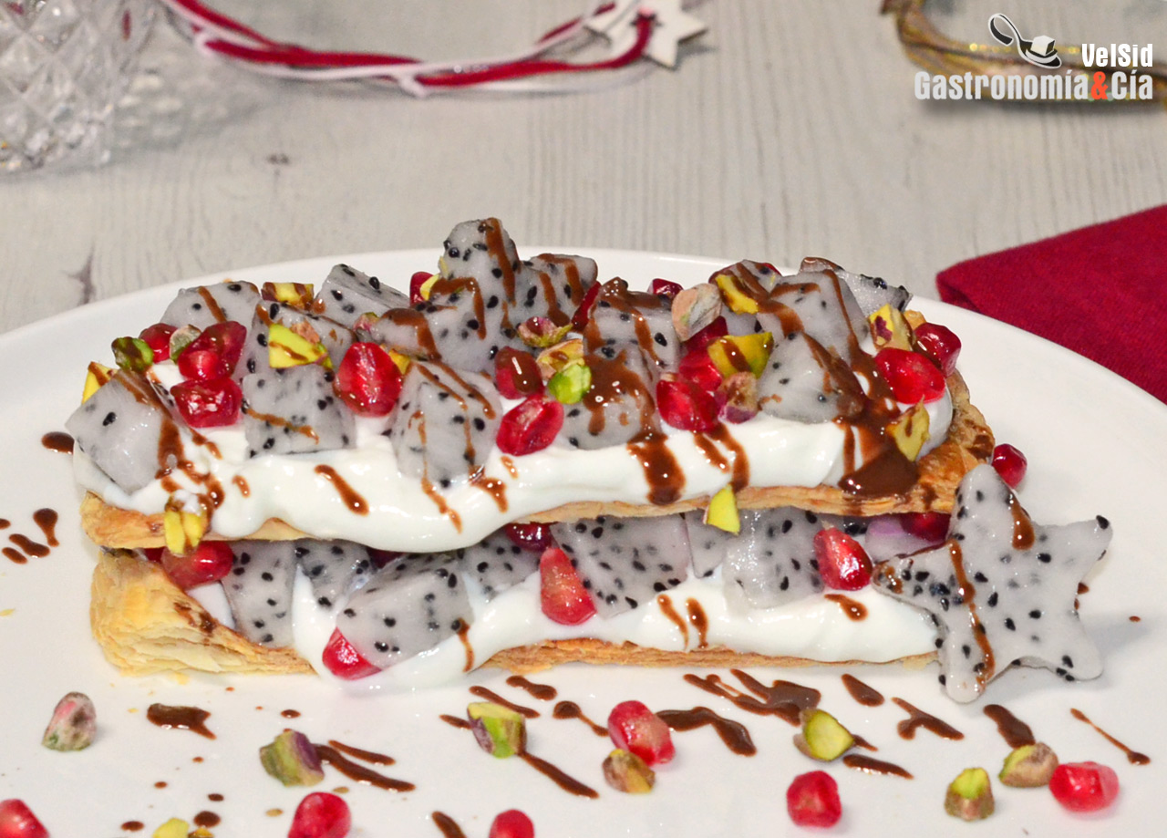 Hojaldre con yogur, pitaya y salsa de chocolate