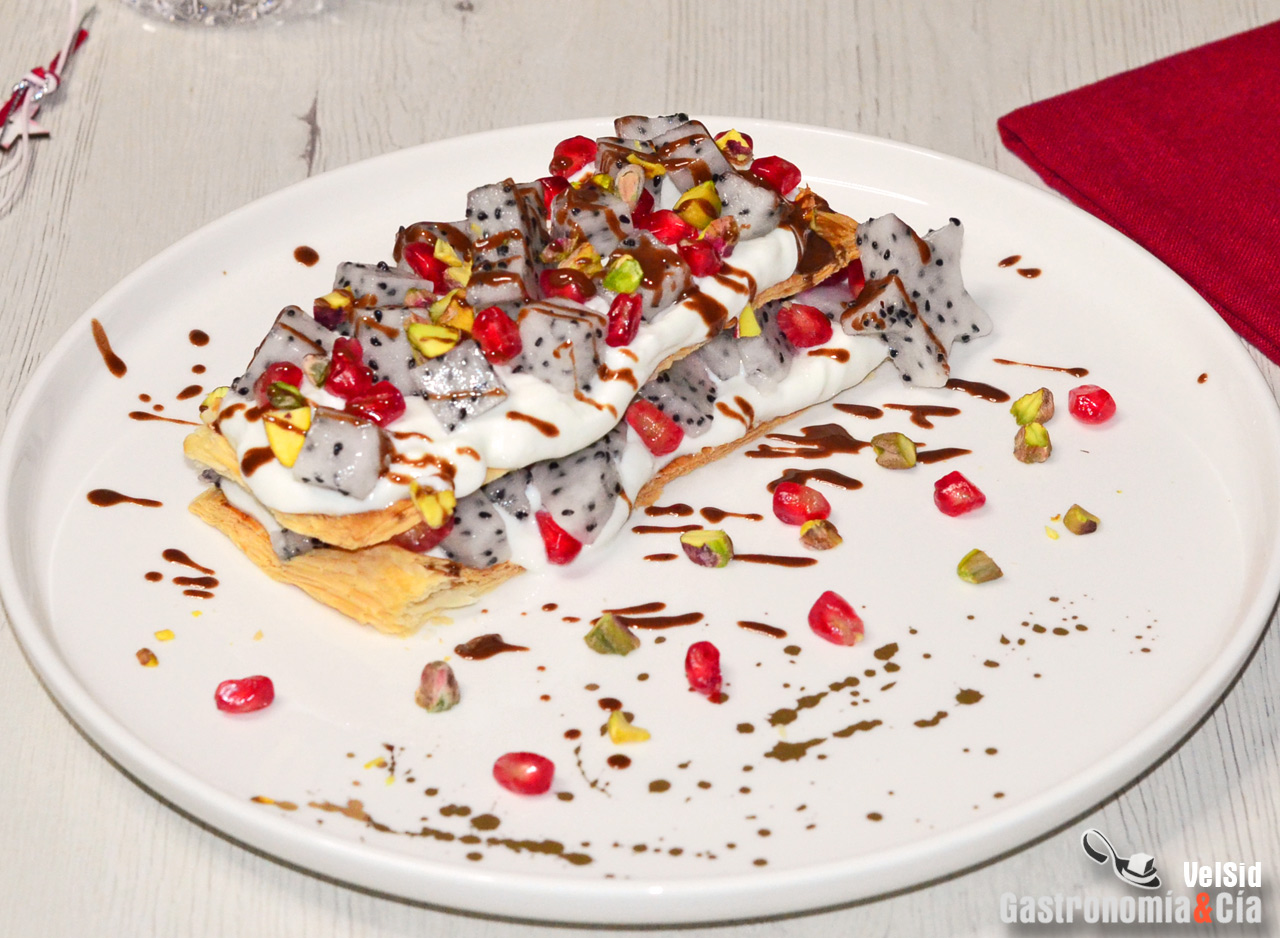 Hojaldre con yogur, pitaya y salsa de chocolate